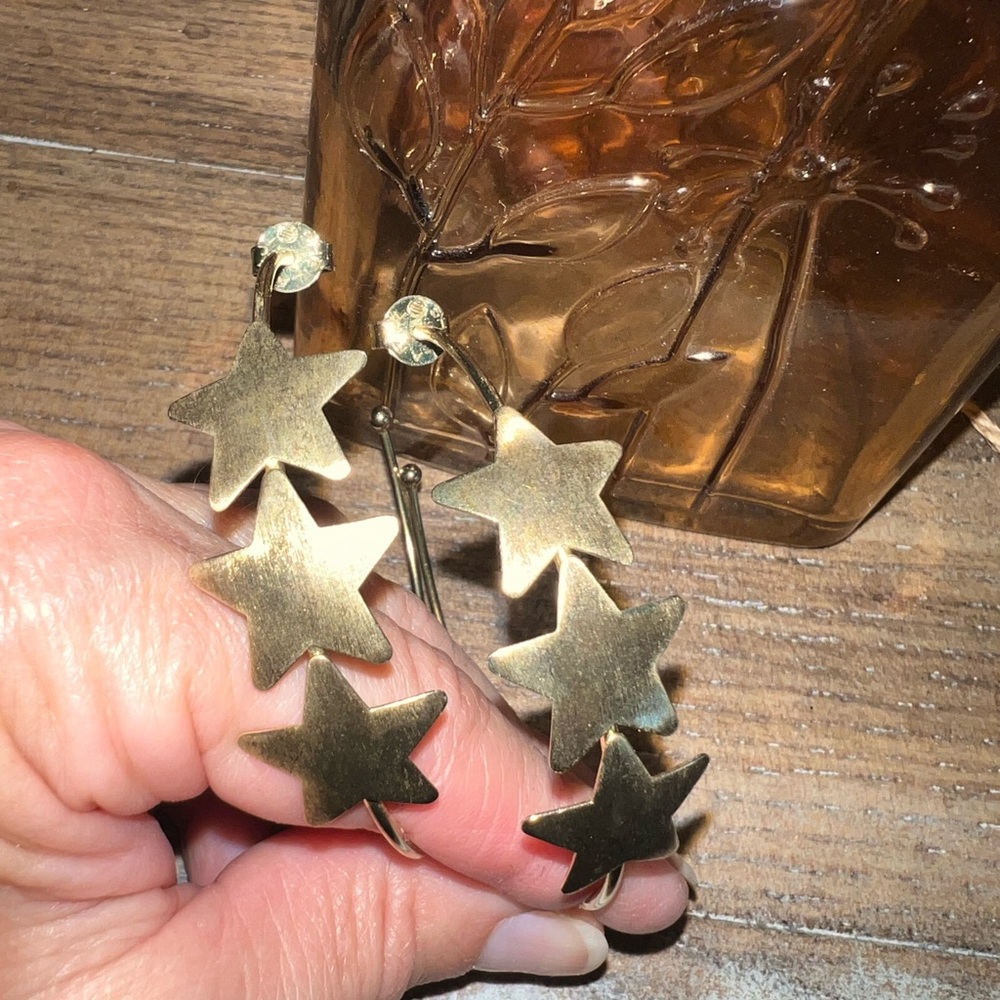 Gold boutique star hoops
